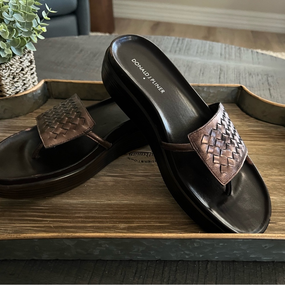 Donald Pliner platform sandal EUC size10